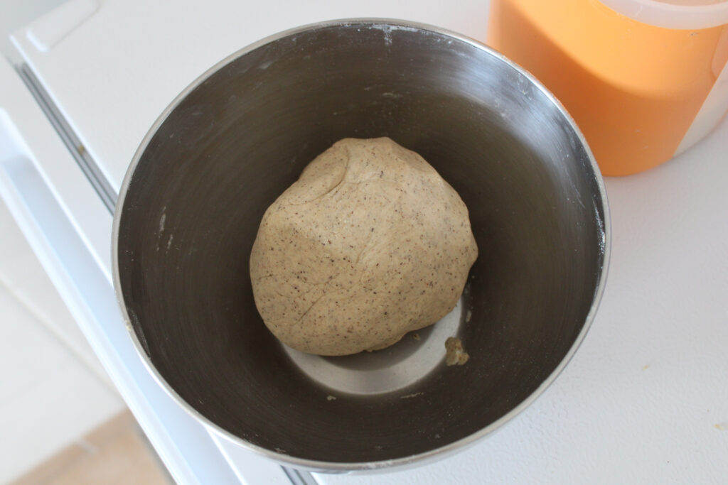 Photo d'une boule de pâte dans un saladier